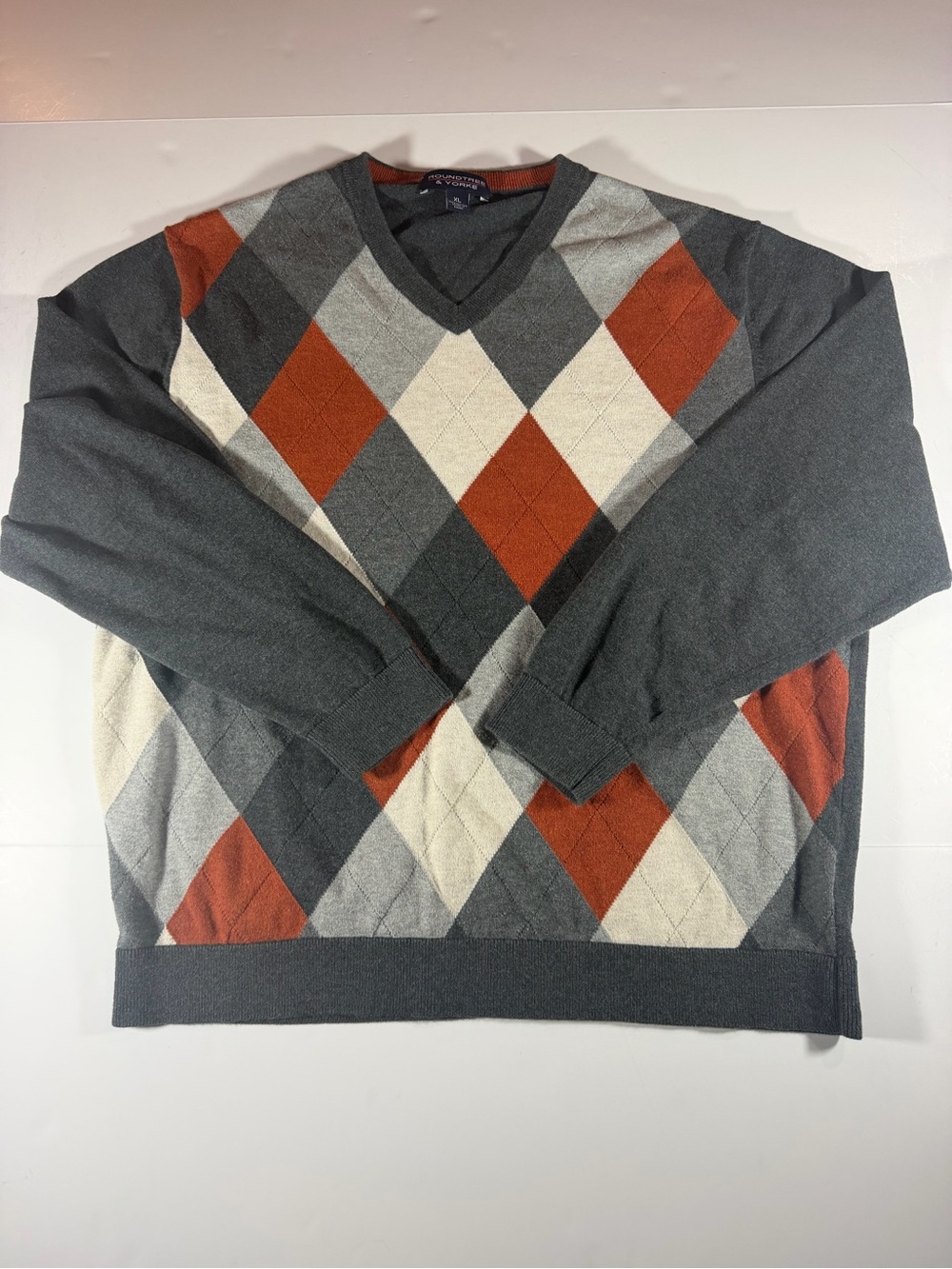 Roundtree & Yorke Men's V-Neck Argyle Sweater in Gray, Cream & Rust